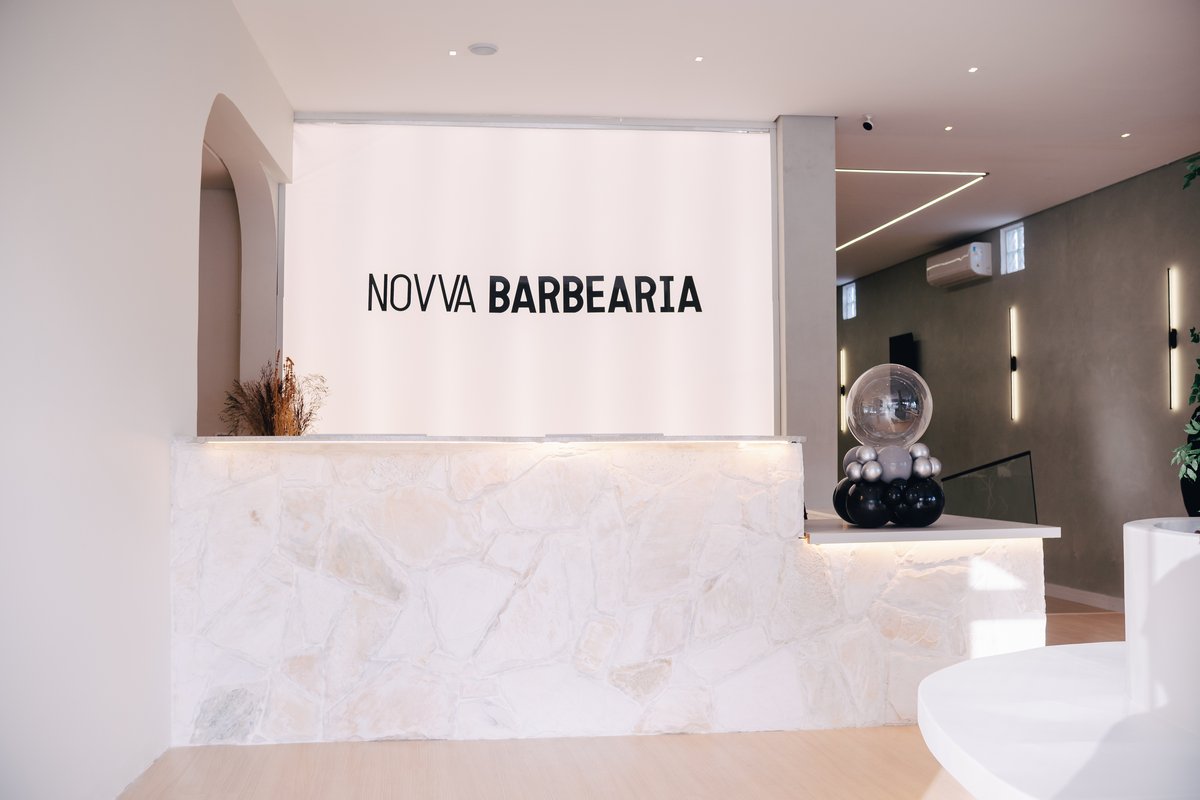 Nicho em arco com prateleiras iluminadas e produtos